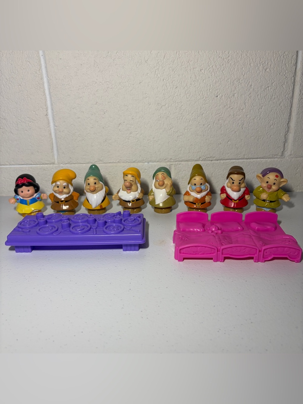 FISHER PRICE Little People Disney SNOW WHITE & SEVEN DWARFS and Bed & Table